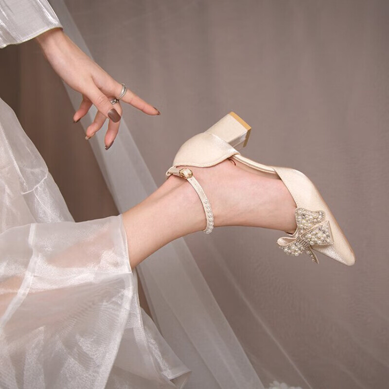 红色新娘婚鞋女2023新款不累脚粗跟孕妇法式白色伴娘一字带高跟鞋