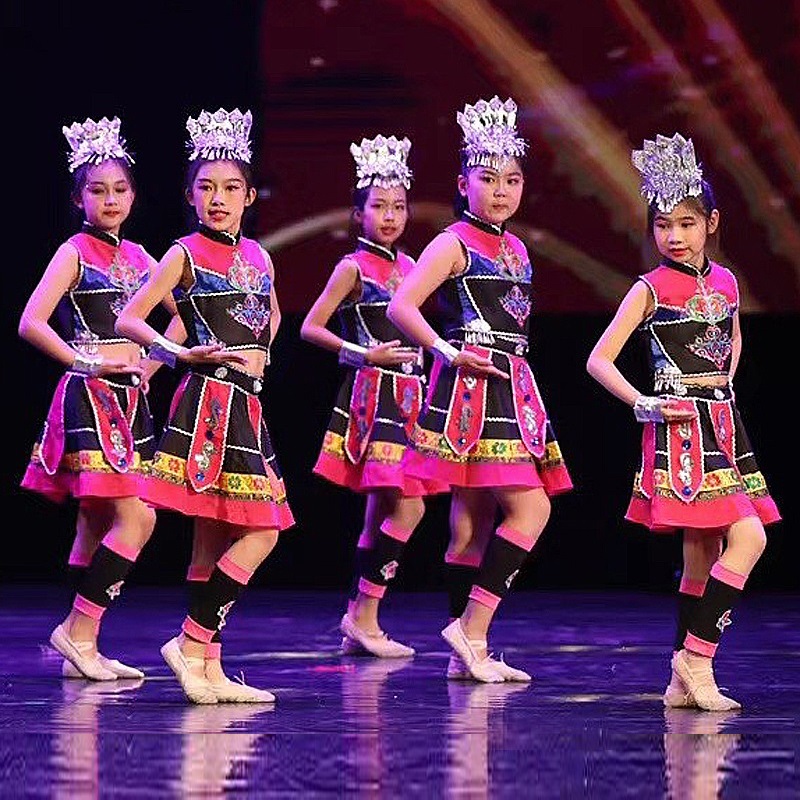 少数民族演出服儿童女佤族走在山水间舞蹈服壮族苗族三月三表演服