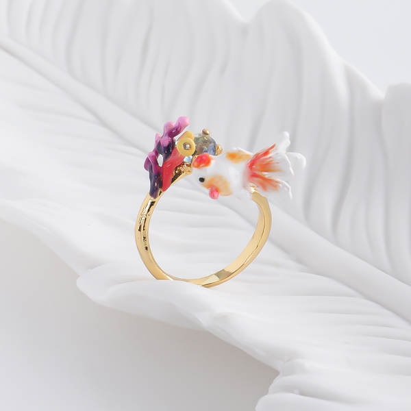 24新款原创设计师手绘珐琅釉彩金鱼可爱珊瑚水晶开口戒指优雅礼物