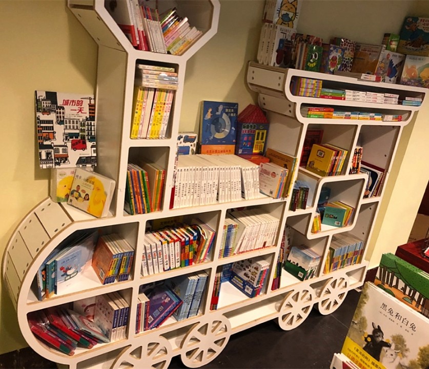 火车头落地书架置物架书店玻璃橱窗展示架幼儿园早教中心绘本书柜