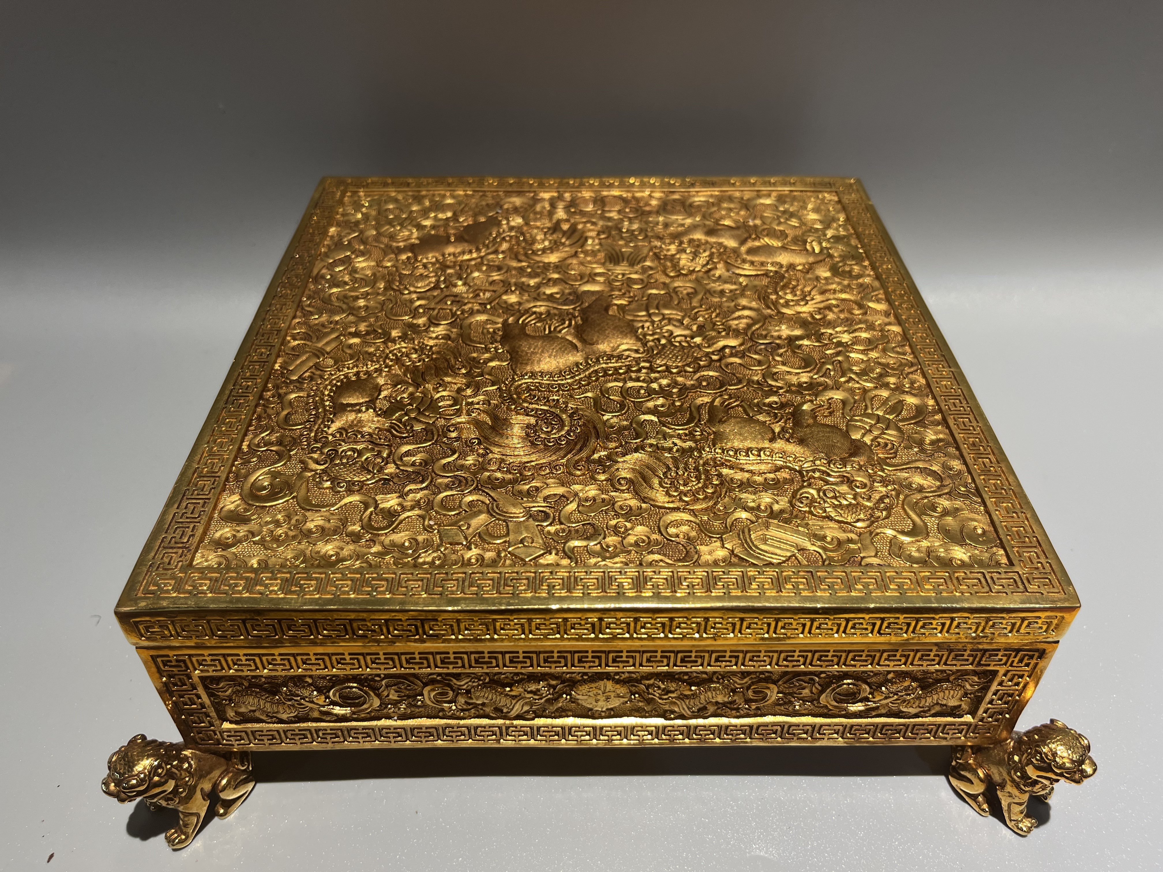 古玩收藏仿清代乾隆年制铜鎏金象棋盒子一套手工錾刻送礼个人收藏
