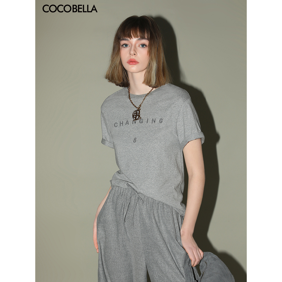 预售COCOBELLA立体字母刺绣短袖T恤女灰色圆领休闲纯棉上衣TS900