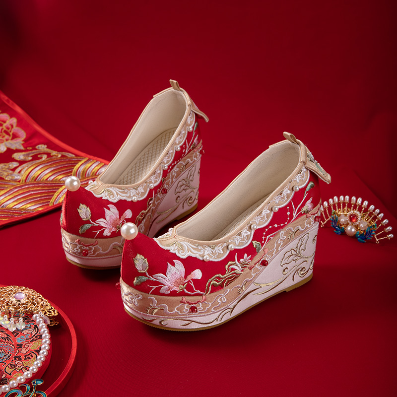 岚悦榆中式秀禾婚鞋中国风刺绣珍珠坡跟新娘鞋古风婚礼汉服婚鞋女