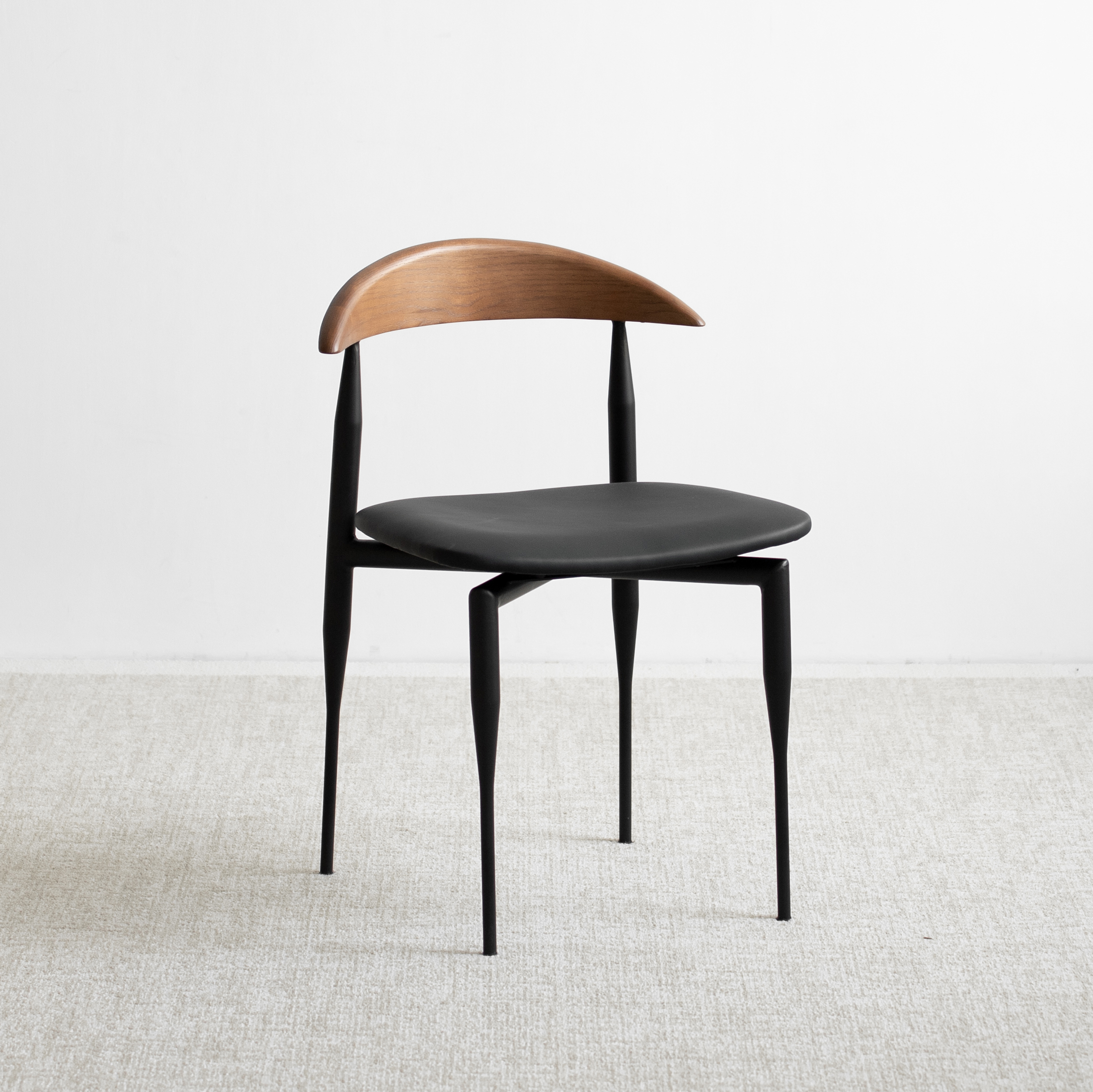 北欧胡桃木表情餐椅意式设计师简约复古铁艺皮面牛角椅靠背办公椅