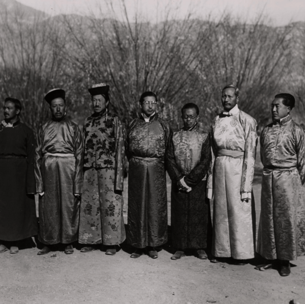 民国1936年七名西藏和锡金官员顾问小组照片2幅 超高清电子图片