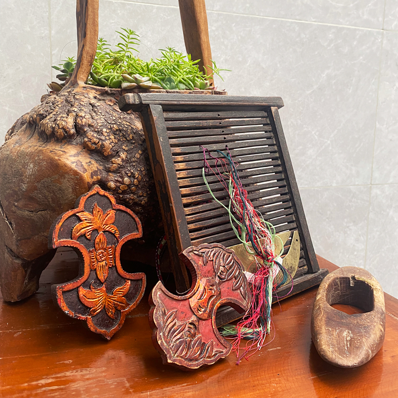 老上海织布梭子红木雕刻线板织带织机手工绣片相框家居摆件老物件