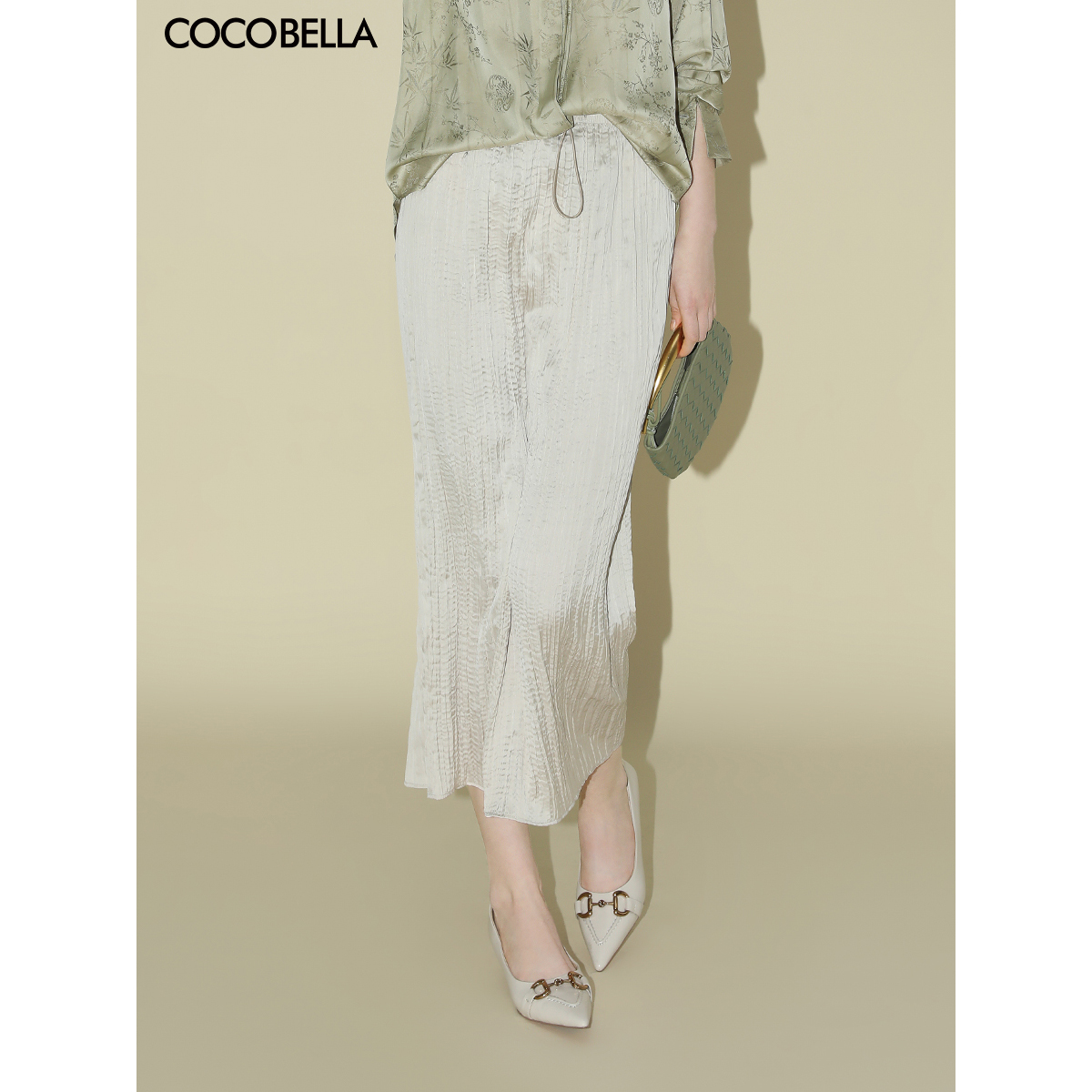 预售COCOBELLA丝光缎面压褶气质半身裙温柔风垂顺遮胯筒裙HS7026