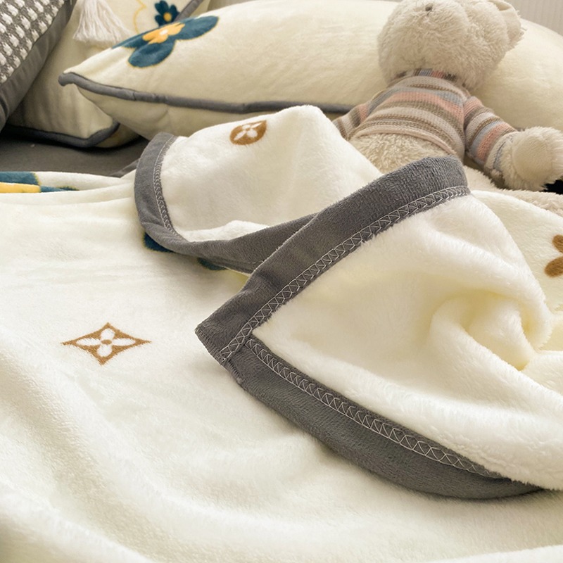 新品牛奶绒毛毯午睡办公室披肩薄空调盖毯珊瑚法兰绒沙发小被子床