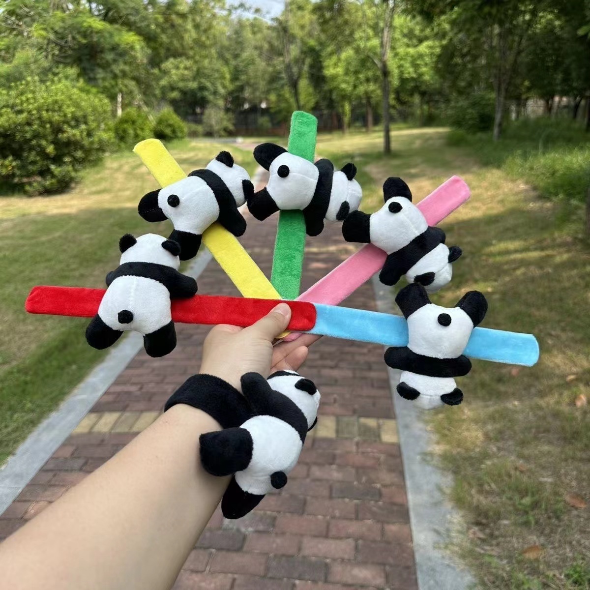 创意熊猫手环趴趴熊啪啪圈成人儿童毛绒玩具装饰小礼物自行车配件