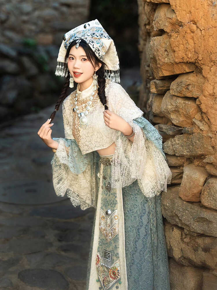 改良广西壮族民族服装女三月三蕾丝刺绣演出服布依族云南贵州旅拍