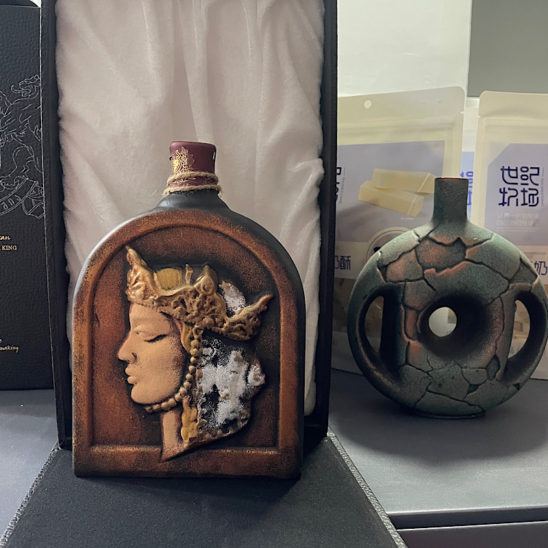 俄罗斯进口格鲁吉亚红葡萄酒彩陶酒瓶半甜红酒艺术摆件皮质礼盒装