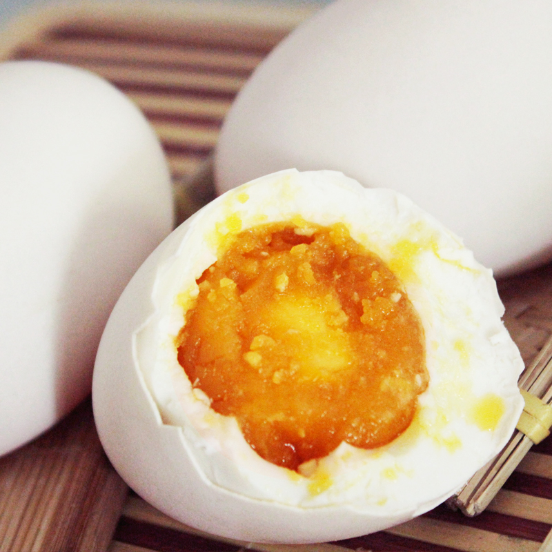 东北咸鹅蛋6枚平均120克农家正宗特大超大熟的新鲜鹅蛋盐腌制包邮