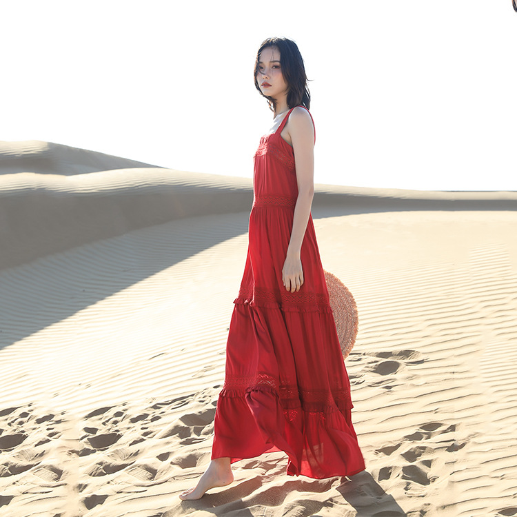茶卡盐湖旅游裙子红色连衣裙女显瘦海边度假吊带沙滩裙沙漠长裙