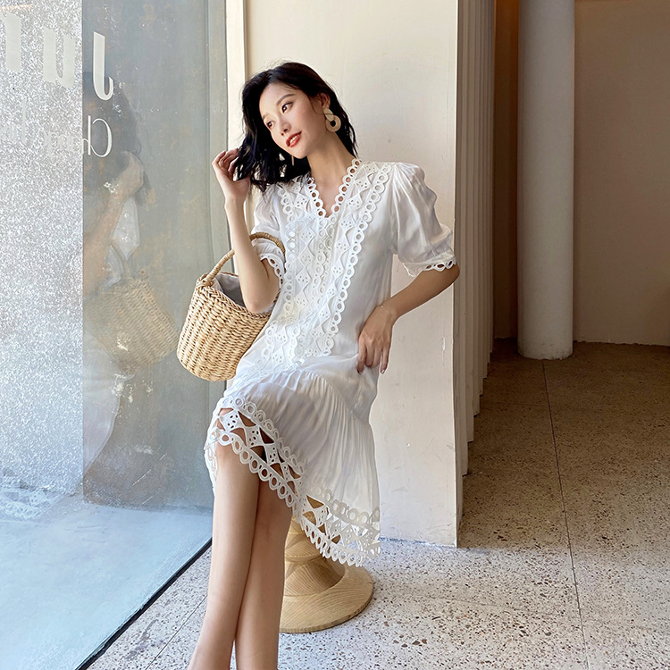 白色连衣裙女铜氨丝拼接夏装新款韩版宽松显瘦沙滩裙